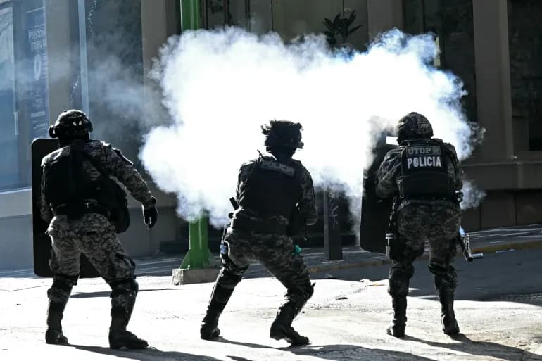 La policía antidisturbios dispara gases lacrimógenos contra mineros durante una marcha en La Paz, Bolivia
