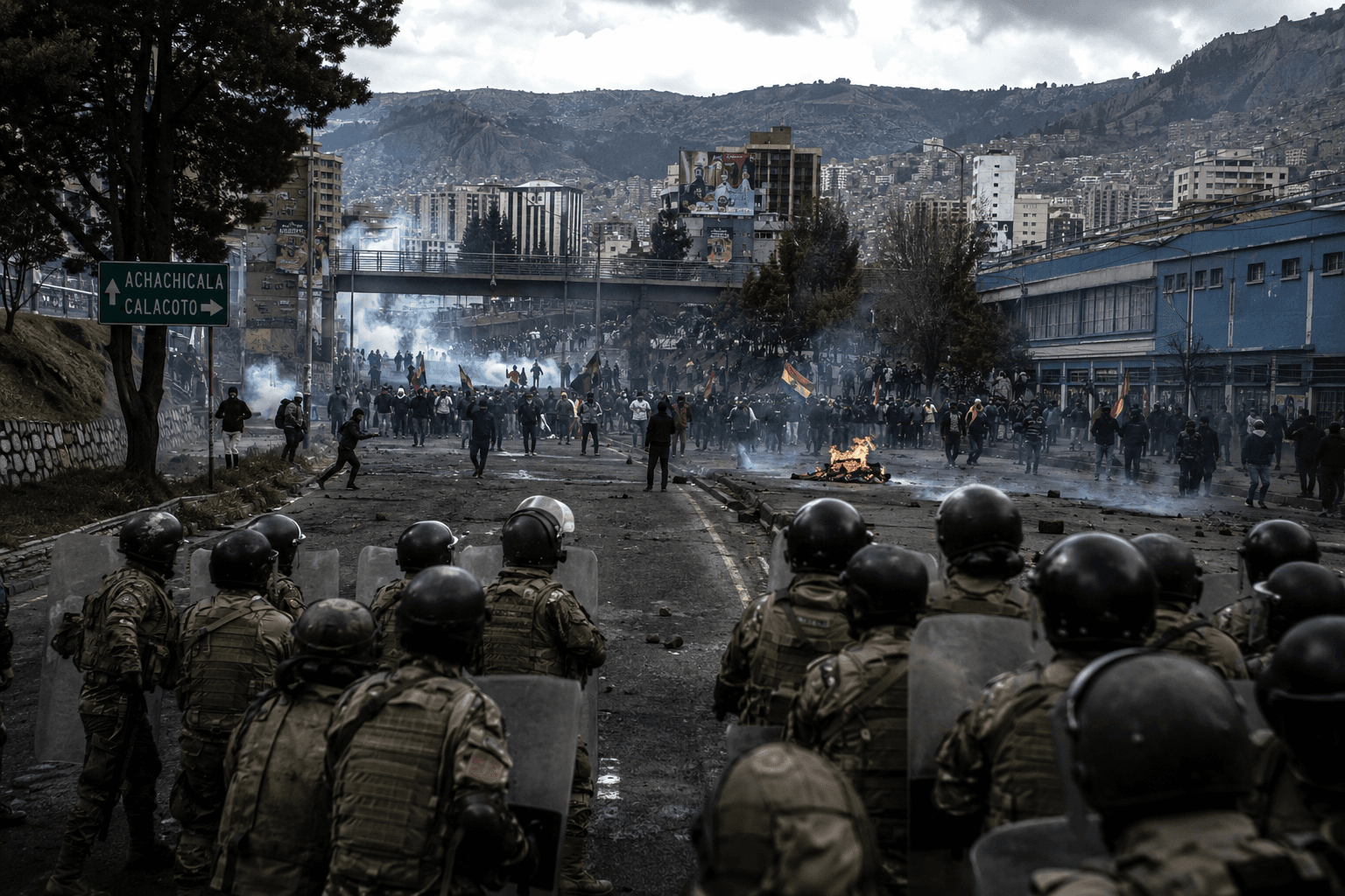 Imagen ilustrativa de militares tratando de contener a protestantes