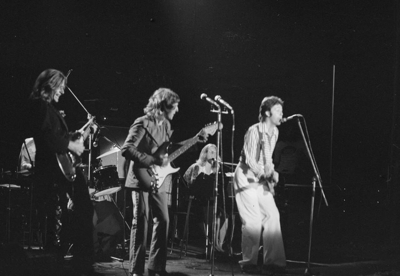 Wings en vivo en Montreux, Suiza, en julio de 1972 —Paul McCartney (derecha) y Linda al teclado— en los primeros años de la banda.