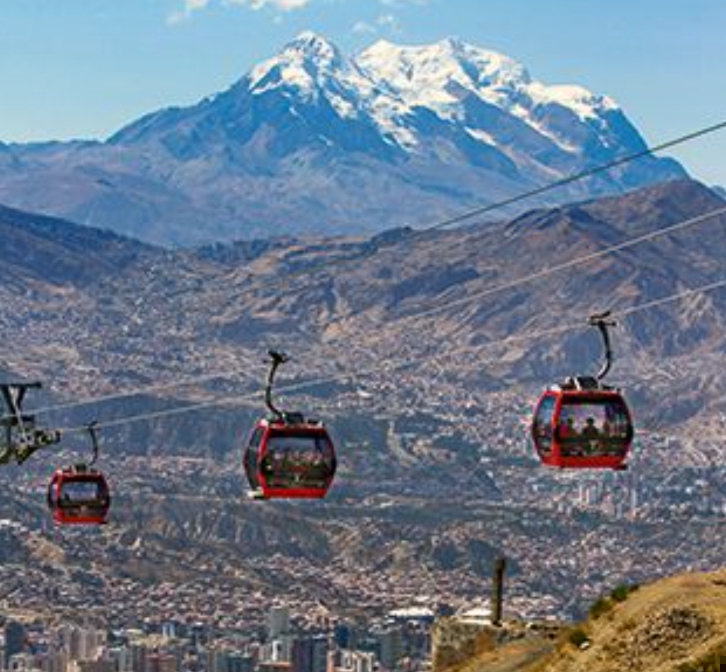 Teleférico rojo con el imponente Illimani de fondo